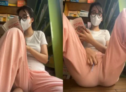 Em út vừa mở sách vừa nhét sextoy vào lồn